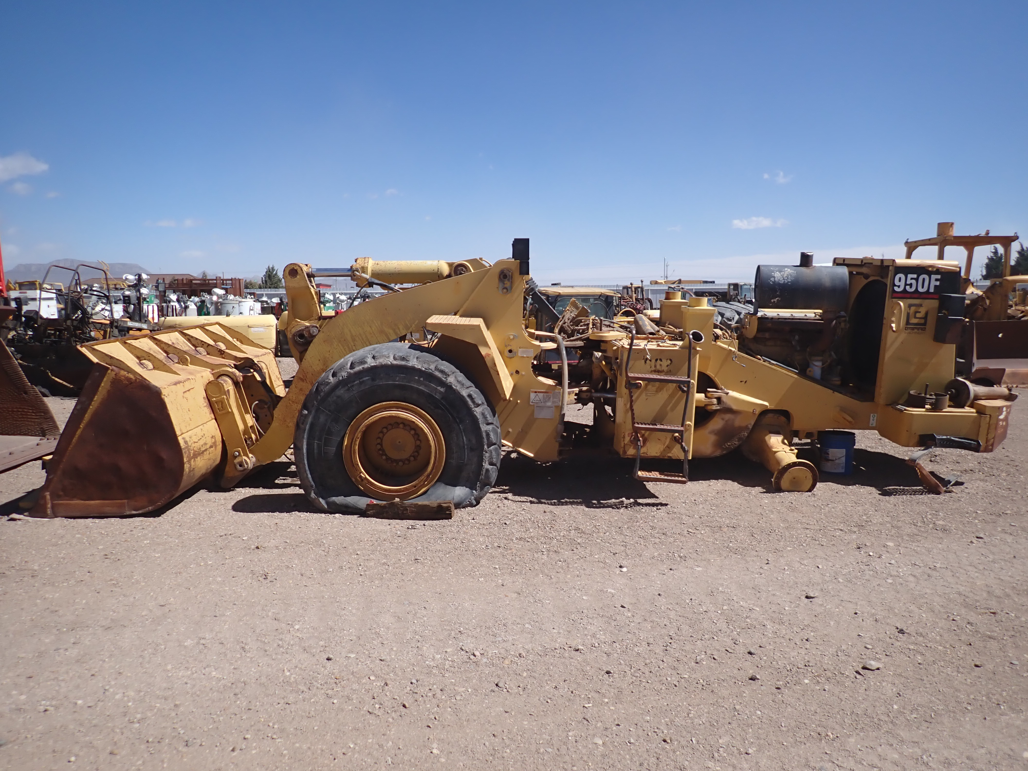 ./imagenes/INVOICE/2019/16290/CARGADOR FRONTAL CAT_950F PARA PARTES (2).JPG